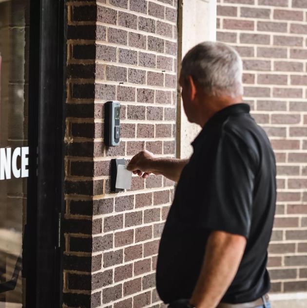 Entrée d'établissement scolaire équipée d'un contrôle d'accès