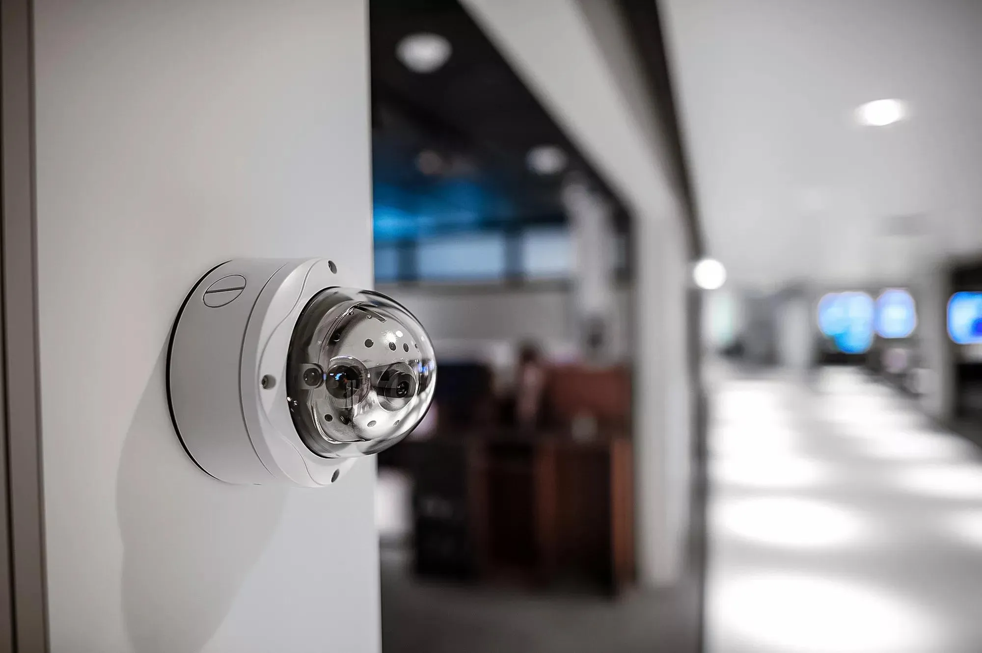Caméra de vidéosurveillance des abords d'une école